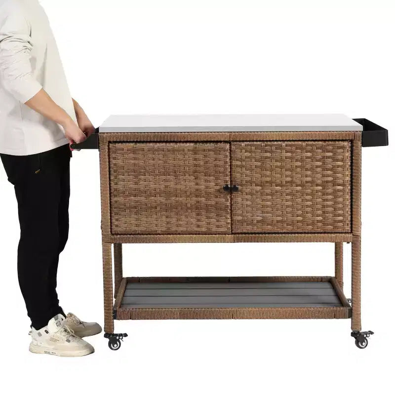 Chariot de bar d'extérieur en osier pour le rangement du vin et des boissons avec plateau en acier inoxydable pour patio, marron, 47,24x20,12x35,04