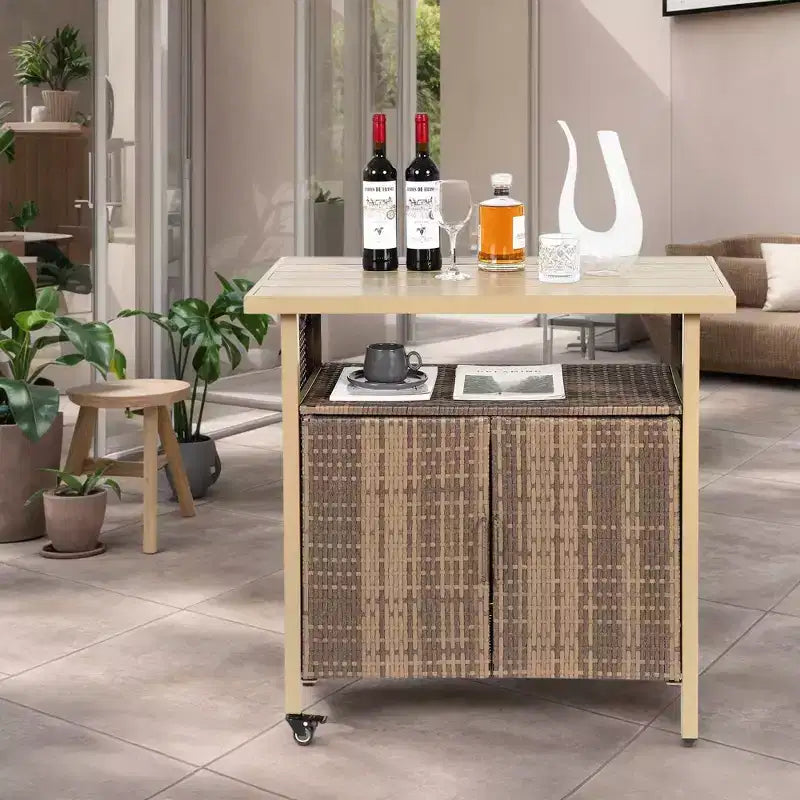 Chariot de bar d'extérieur en osier avec plateau en bois composite pour terrasse, beige