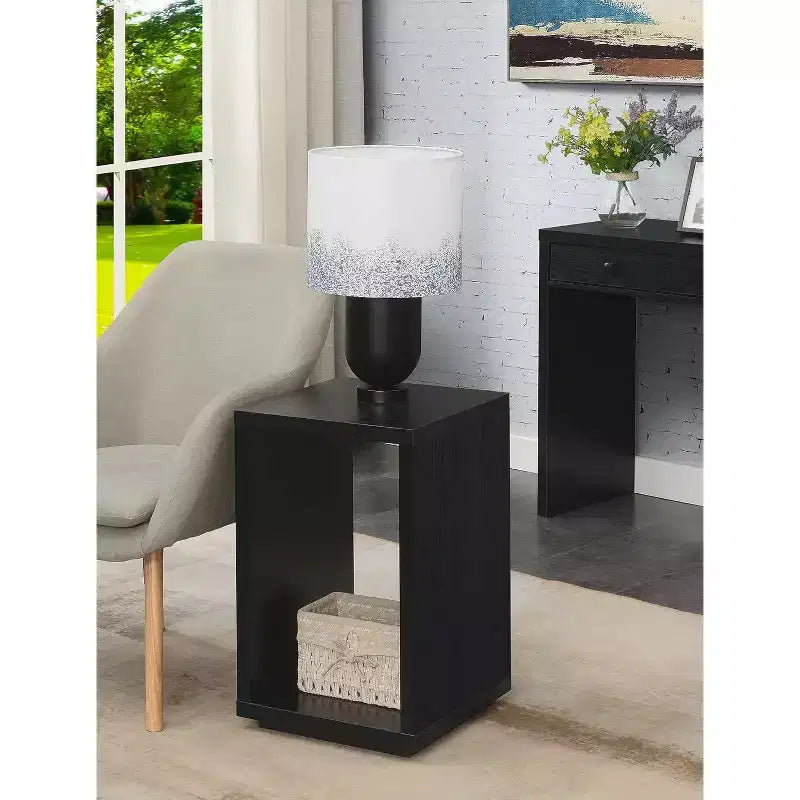 Table d'appoint minimaliste avec plateau spacieux et étagère inférieure, design épuré et finition grain de bois durable pour la décoration intérieure