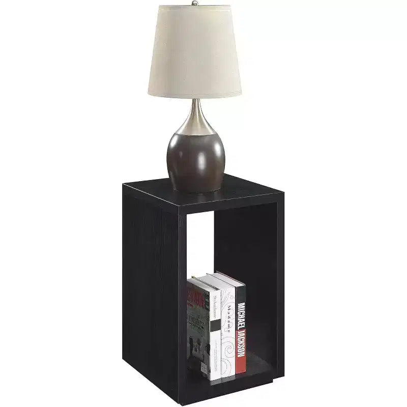 Table d'appoint minimaliste avec plateau spacieux et étagère inférieure, design épuré et finition grain de bois durable pour la décoration intérieure