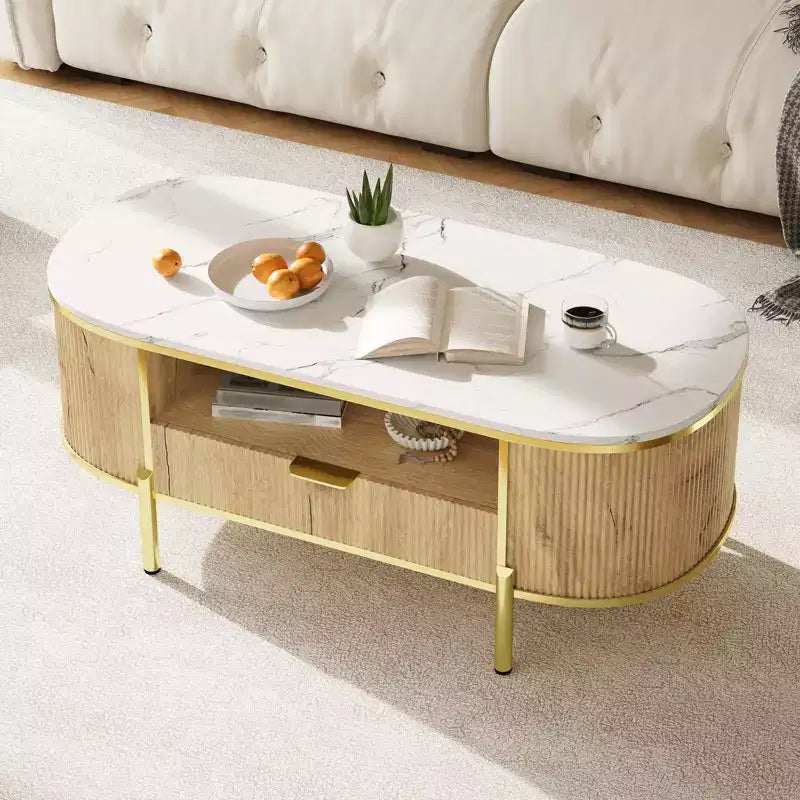Table basse cannelée moderne, ovale 122 cm avec tiroir, plateau en faux marbre et accents métalliques dorés