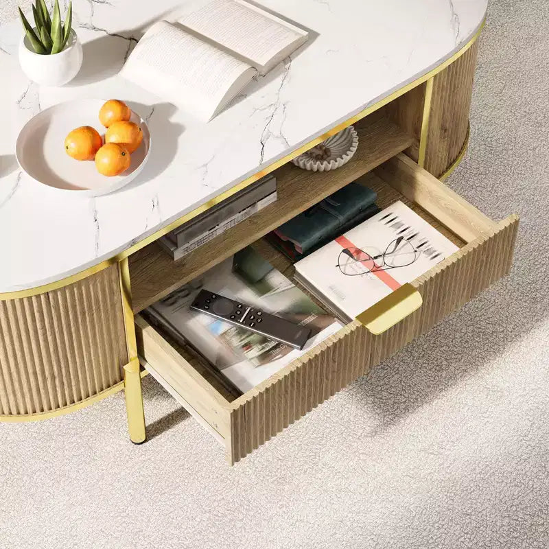 Table basse cannelée moderne, ovale 122 cm avec tiroir, plateau en faux marbre et accents métalliques dorés