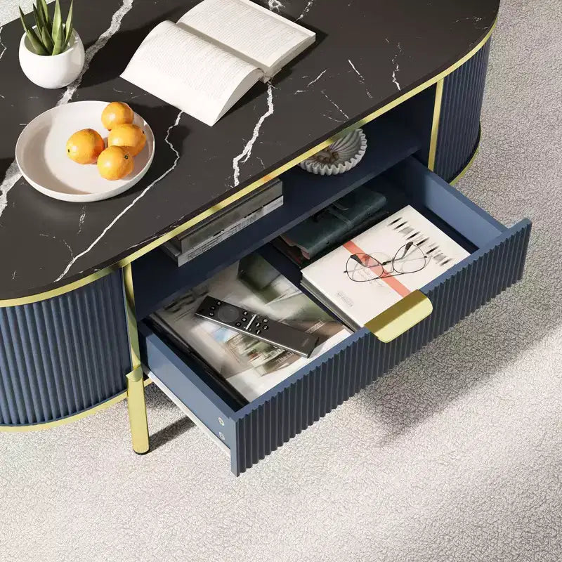 Table basse cannelée moderne, ovale 122 cm avec tiroir, plateau en faux marbre et accents métalliques dorés