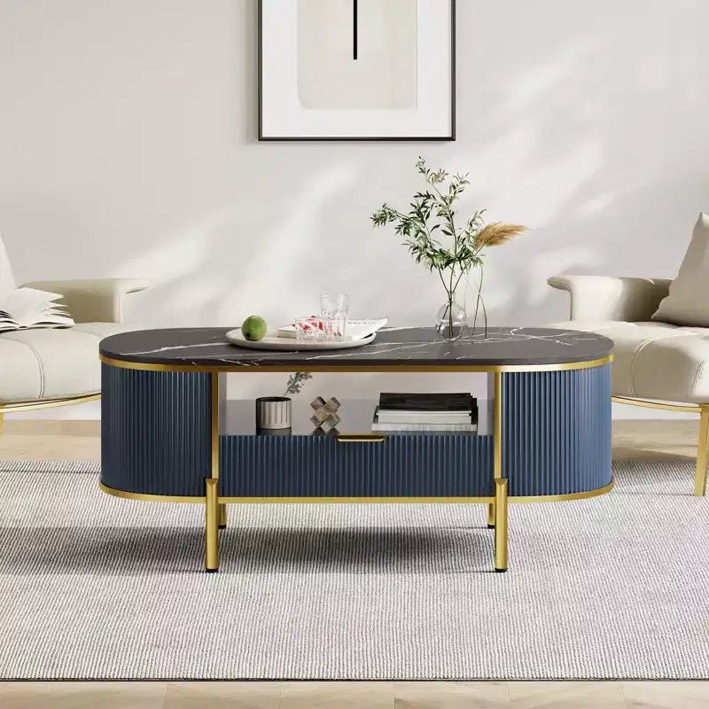 Table basse cannelée moderne, ovale 122 cm avec tiroir, plateau en faux marbre et accents métalliques dorés