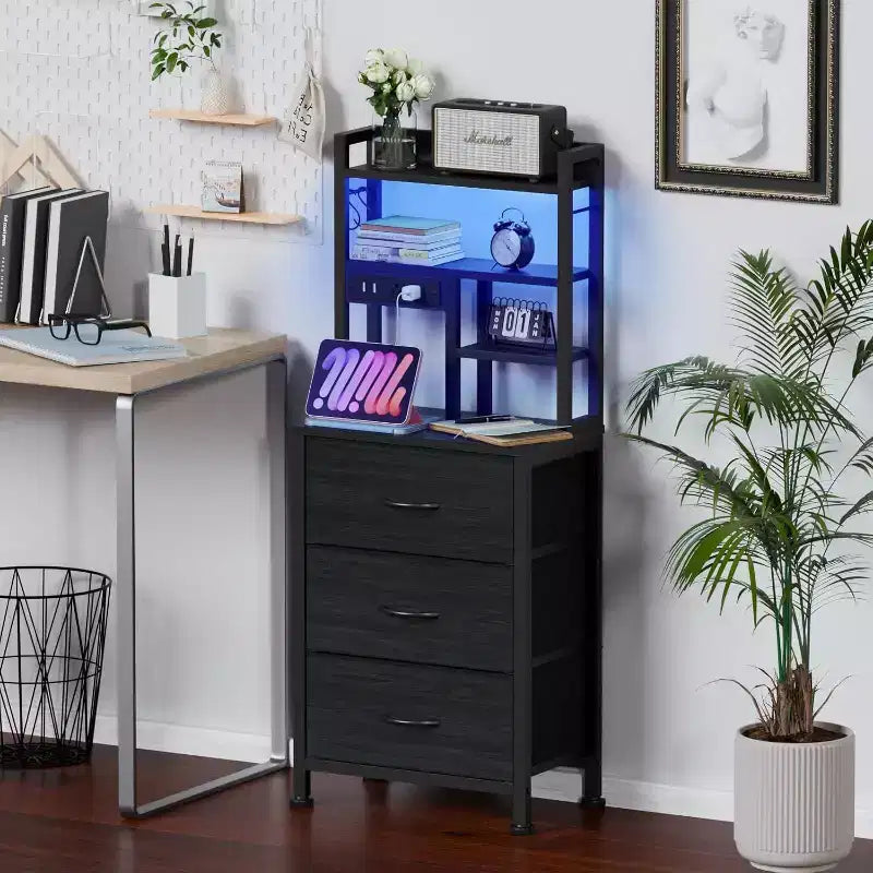 Table de chevet haute de 115 cm avec station de recharge USB et lumière LED, table de nuit avec 3 tiroirs en tissu et étagère pour chambre à coucher ou dortoir de petit espace, noir