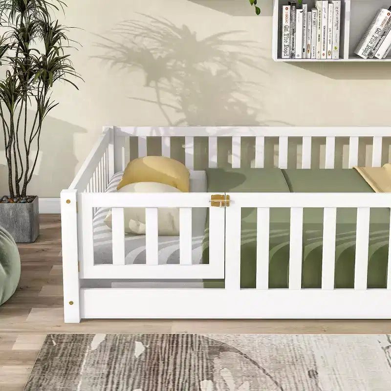 Lit plateforme au sol complet avec clôture et porte, cadre de lit plateforme en bois massif pour enfants