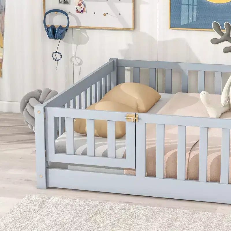 Lit plateforme au sol complet avec clôture et porte, cadre de lit plateforme en bois massif pour enfants