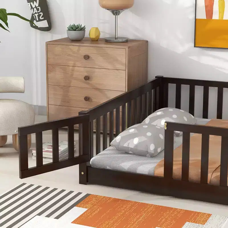 Lit plateforme au sol complet avec clôture et porte, cadre de lit plateforme en bois massif pour enfants