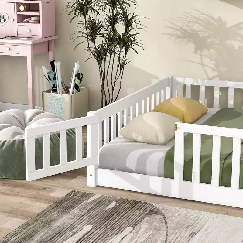 Lit plateforme au sol complet avec clôture et porte, cadre de lit plateforme en bois massif pour enfants