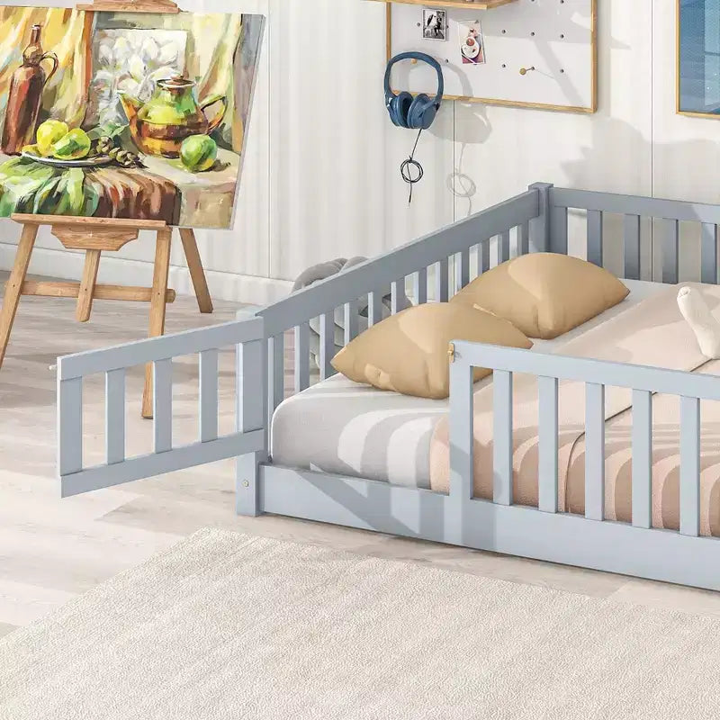 Lit plateforme au sol complet avec clôture et porte, cadre de lit plateforme en bois massif pour enfants