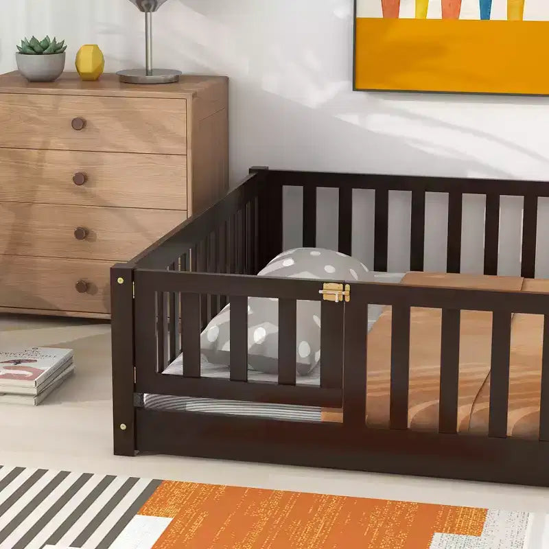 Lit plateforme au sol complet avec clôture et porte, cadre de lit plateforme en bois massif pour enfants