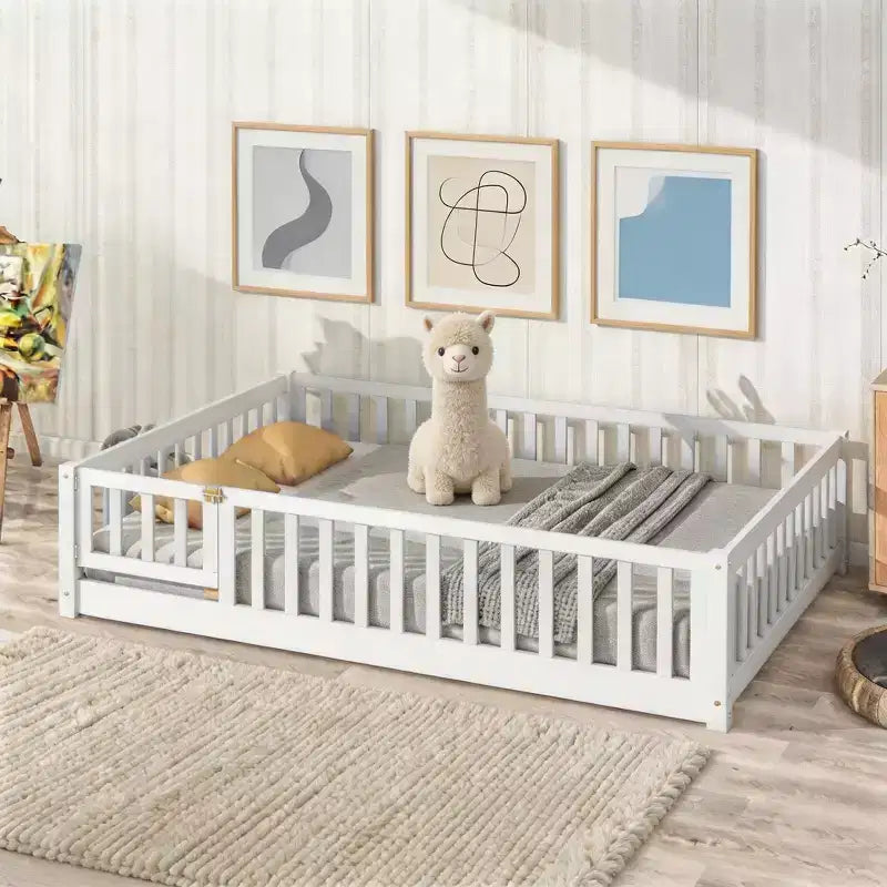 Lit plateforme au sol complet avec clôture et porte, cadre de lit plateforme en bois massif pour enfants