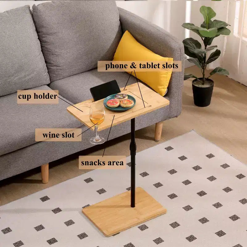 Table d'appoint en bambou réglable en hauteur en forme de C avec fente pour téléphone et support de verre à vin
