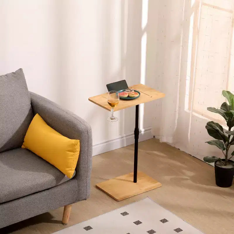 Table d'appoint en bambou réglable en hauteur en forme de C avec fente pour téléphone et support de verre à vin