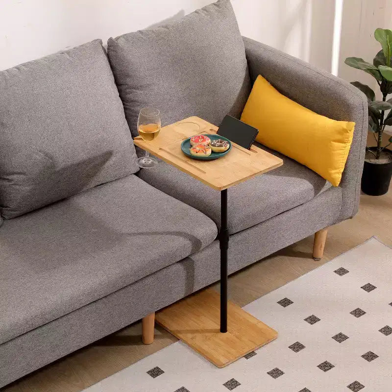 Table d'appoint en bambou réglable en hauteur en forme de C avec fente pour téléphone et support de verre à vin